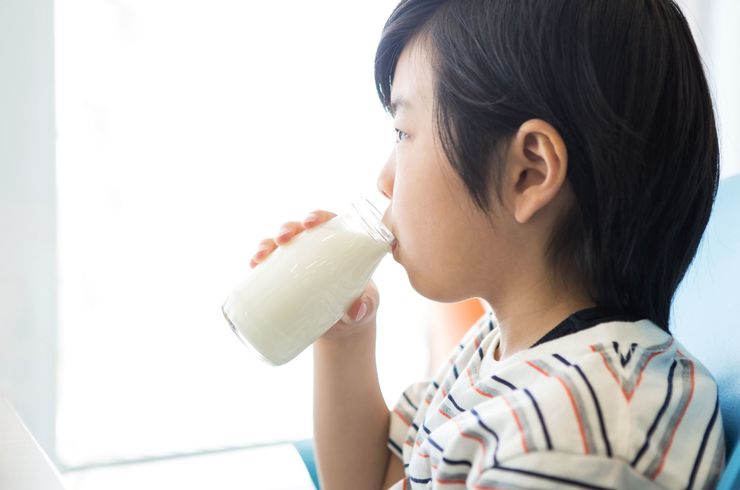 牛乳を飲む