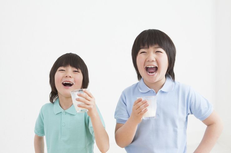 牛乳を飲む子どもたち