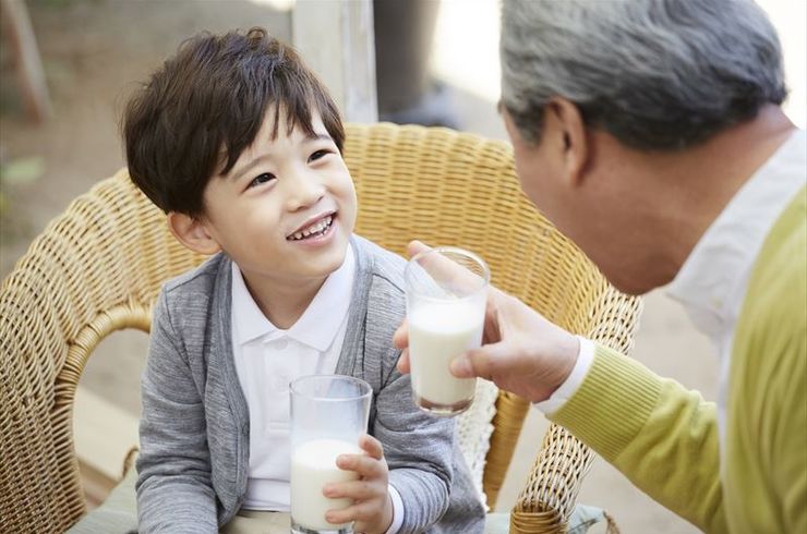 牛乳を飲む家族